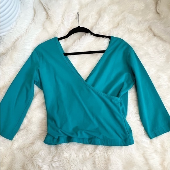 Soft Surroundings Vneck top with elastic bottom
Size Large - Picture 2 of 5